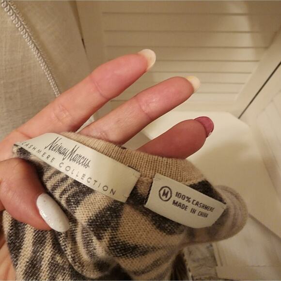 NEIMAN MARCUS ANIMAL PRINT CASHMERE SWEATER SIZE MED - Picture 5 of 5